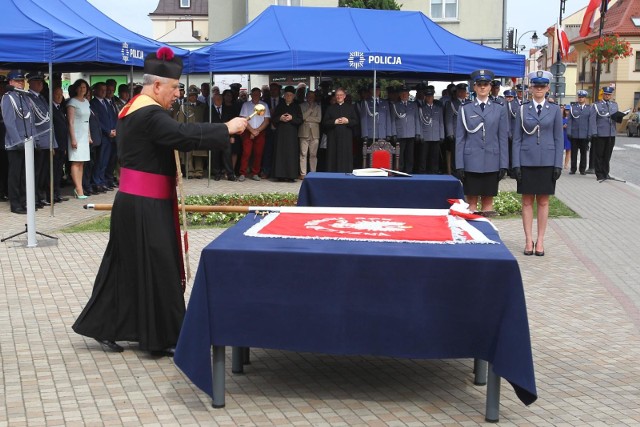 Nowy sztandar wręczono rzeszowskim policjantom podczas niedzielnych uroczystości na Placu FarnymCZYTAJ TEŻ: "Bo taki nasz rozkaz". Podkarpacka policja ma swój hymn [TEKST]ZOBACZ TEŻ: Nowa broń policjantów ruchu drogowego na Podkarpaciu