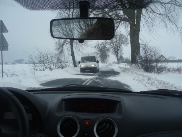 Zimą na drogach nie jest łatwo ani bezpiecznie i dlatego trzeba jechać wyjątkowo rozważnie.