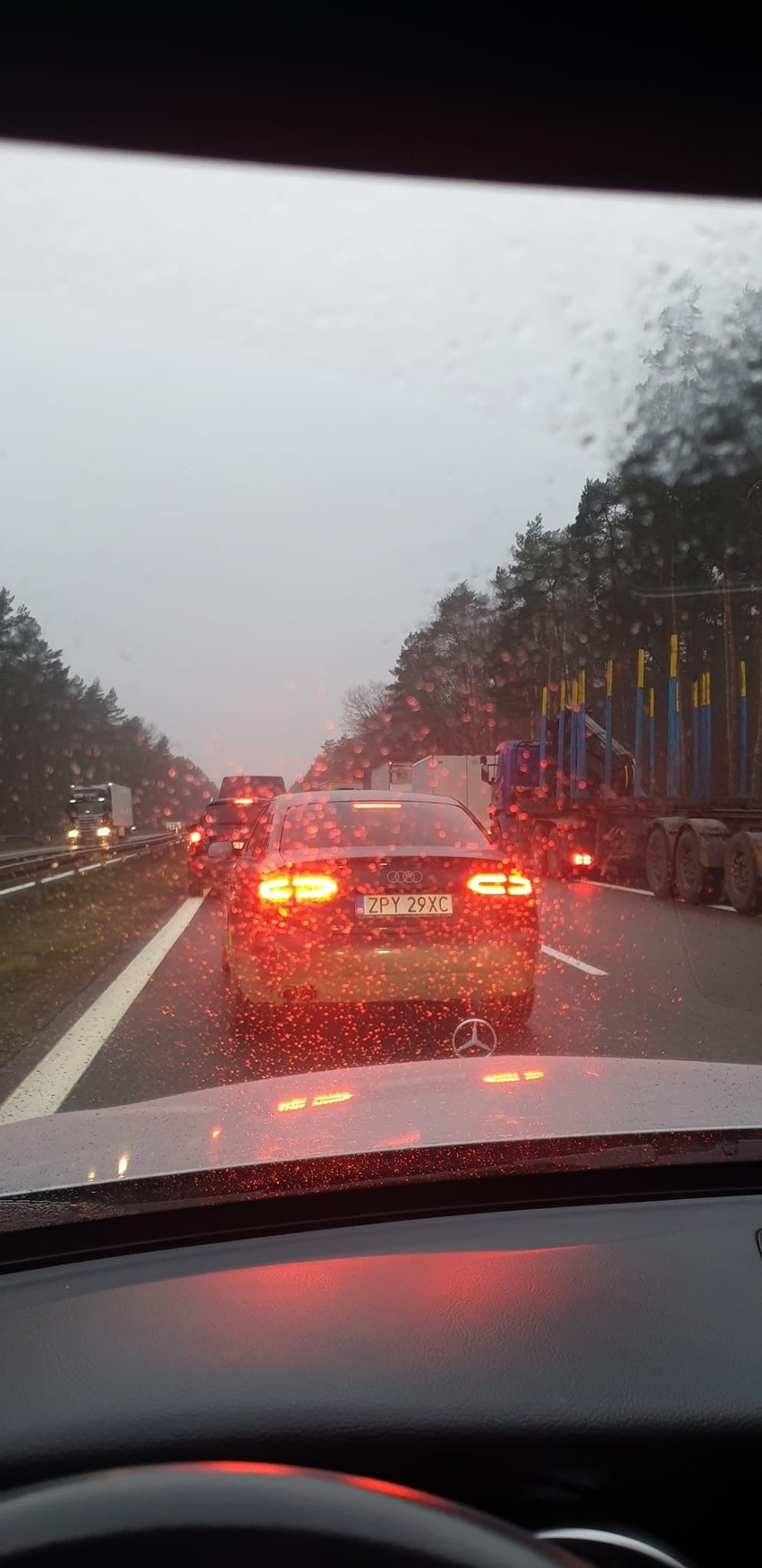 Utrudnienia dla kierowców w Płoni. Kolizja aut na drodze w kierunku ze Stargardu do Szczecina