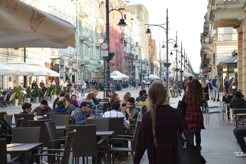 Zapełniły się coraz liczniejsze ogródki gastronomiczne.