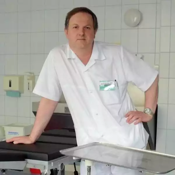 Marek Niemiec, ordynator szpitalnego oddziału ratunkowego w stalowowolskim szpitalu przyznaje, że wyspecjalizowani w ratowaniu życia lekarze i ratownicy muszą jeździć do pijanych.