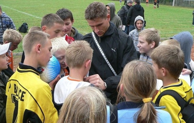 Radosław Cierzniak, bramkarz Korony Kielce, podczas wizyty w Balicach rozdał mnóstwo autografów.