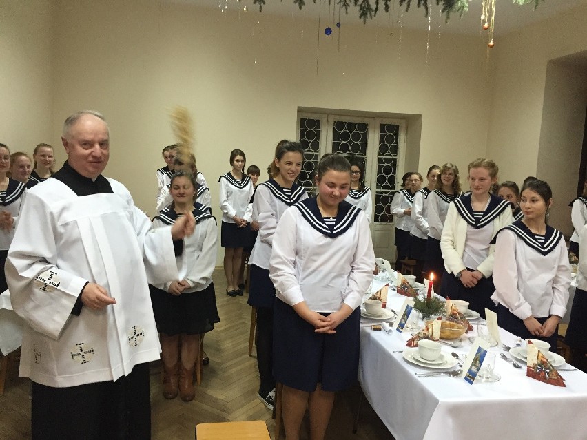 Nowy Sącz. Wigilia szkolna u sióstr Niepokalanek w Białym Klasztorze