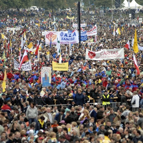 W niedzielnej mszy na Błoniach uczestniczyło blisko milion osób. Dzień wcześniej w to samo miejsce na spotkanie z papieżem  przyszło 600 tysięcy młodych ludzi.