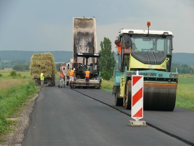 Odcinek drogi powiatowej z Gacek w kierunku Chrobrza był ostatnim wykonanym w ramach programu usuwania skutków klęsk żywiołowych.