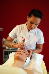 Jakie są odmładzające i lecznicze aspekty złuszczania naskórka? - wyjaśnia kosmetolog  