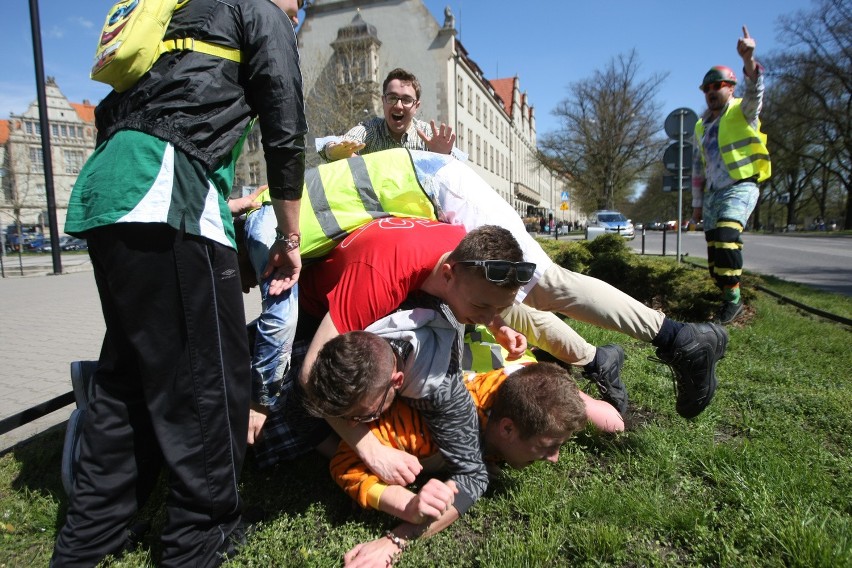 Marsz studentów przez centrum miasta. Idą, by rozweselić...