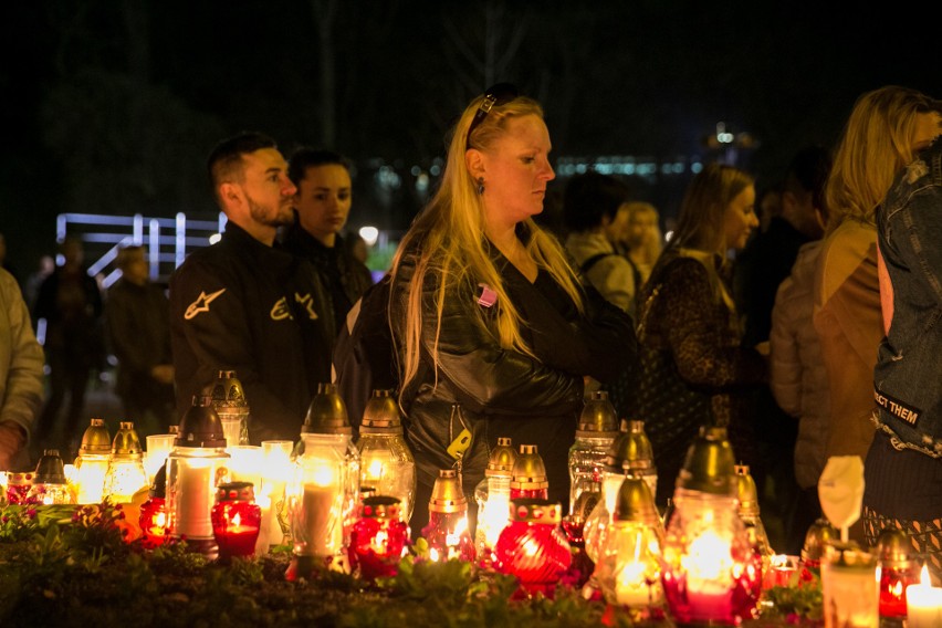 Rocznica śmierci JPII. Krakowianie spotkali się o godzinie 21.37 [ZDJĘCIA]