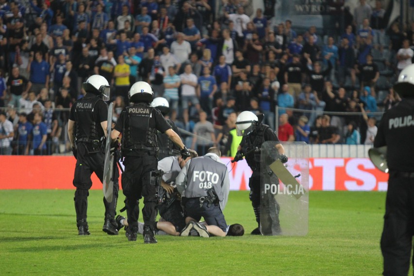 Zadyma w Chorzowie: Policjanci powinni przewrócić kamizelki na drugą stronę