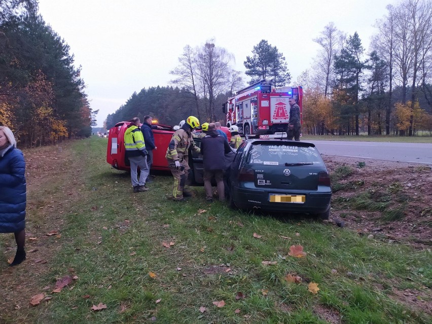 Zalesie. Wypadek na DK 65. Zderzenie forda z volkswagenem golfem. Dwie osoby ranne [ZDJĘCIA]