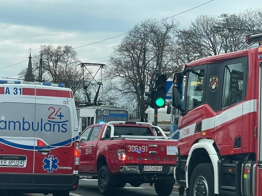 Dwie awarie w centrum Krakowa. Sezon na wybrzuszanie szyn tramwajowych rozpoczęty. Doszło również do potrącenia rowerzysty przez tramwaj