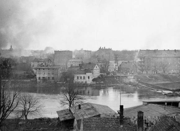 Zaodrze wiosną 1945. Jeszcze się dymi po wycofaniu się...