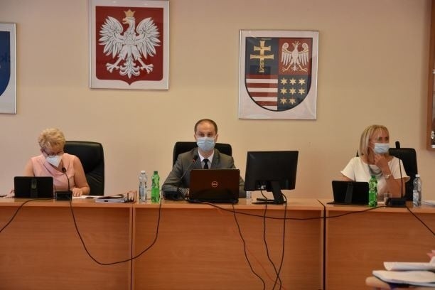 Absolutorium dla Zarządu Powiatu Ostrowieckiego po długiej dyskusji. Opozycja wstrzymała się od głosu (ZAPIS TRANSMISJI)