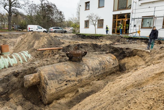 Ma około 7 metrów długości i waży szacunkowo około 15 ton. To XIX-wieczny kocioł parowy znaleziony podczas budowy osiedla na terenie dawnej cegielni przy ul. Fordońskiej w Bydgoszczy. Zabytek po podniesieniu ma trafić do Muzeum Wodociągów w Bydgoszczy.