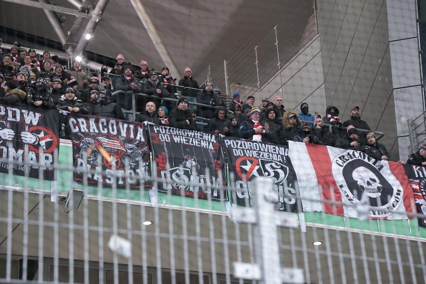 Mecz Legia - Cracovia obejrzało przeszło 15 tys. widzów - w...