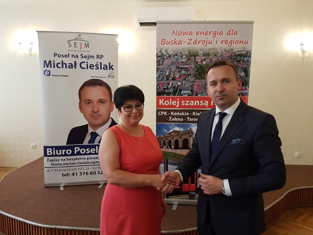Elżbieta Śliwa kandydatka na burmistrza Buska podczas czwartkowej prezentacji z posłem Michałem Cieślakiem.