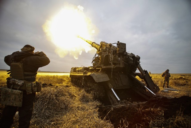Artyleryjski ostrzał rosyjskich sił w Bachmucie w obwodzie donieckim.