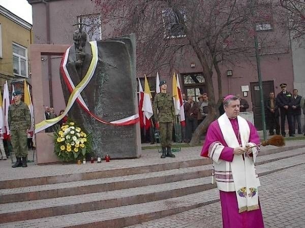Figurę Jana Pawła II poświęcił ksiądz biskup Andrzej Dzięga.