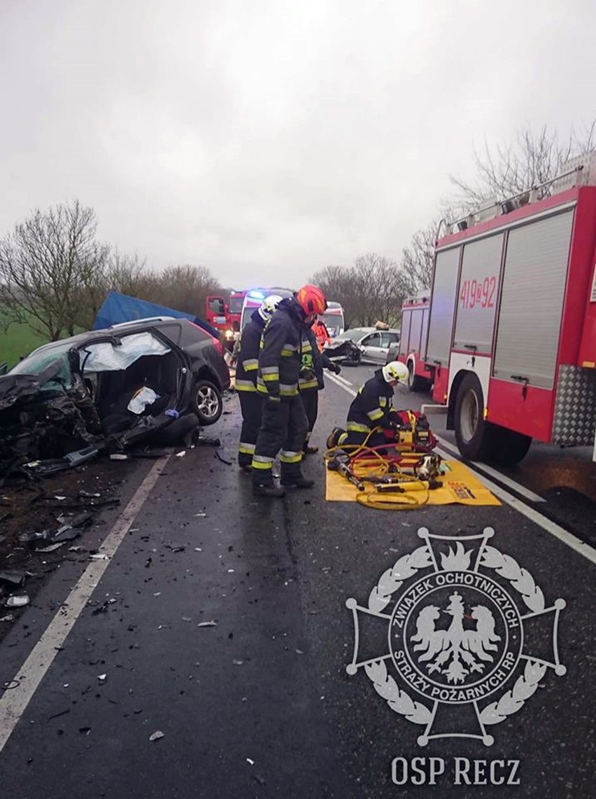 Czołówka na drodze krajowej nr 10, w gminie Recz. Lądował ratunkowy śmigłowiec [AKTUALIZACJA, ZDJĘCIA]