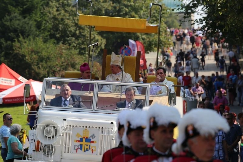 Poświęcenie odbudowanej wieży na Świętym Krzyżu