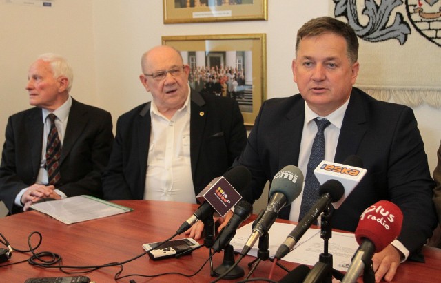 - Przeznaczymy pieniądze dla szpitala i pogotowia - mówi przewodniczący Rady Dariusz Wójcik (pierwszy z prawej). Na zdjęciu radni Jerzy Pacholec (w środku) oraz Mirosław Rejczak.