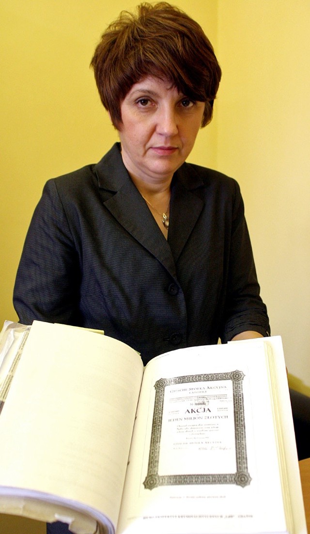 Wiceszefowi tarnobrzeskiej Prokuratury Okręgowej Anna Romaniuk prezentuje kserokopię akcji firmy Giesche, jakie były w posiadaniu "nowych akcjonariuszy&#8221;. Teraz papiery te mają jedynie wartość kolekcjonerską.