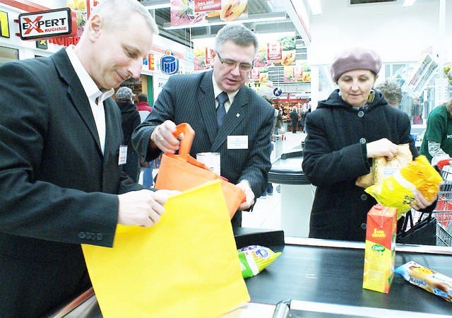 Na zdjęciu prezydent Ryszard Brejza i Tomasz Marcinkowski, przewodniczący Rady Miejskiej, którzy kwestowali i pomagali pakować zakupy w "Kauflandzie".