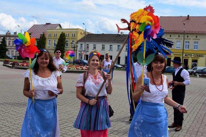 W kujawskich strojach i z kolorowymi kogucikami w rękach...