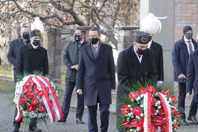 Premier Mateusz Morawiecki złożył kwiaty pod pomnikiem poległych na Wujku.Zobacz kolejne zdjęcia. Przesuwaj zdjęcia w prawo - naciśnij strzałkę lub przycisk NASTĘPNE