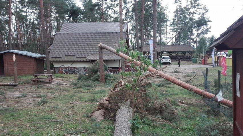 Zniszczenia w ośrodku Kaszubski Bór w Sominach.