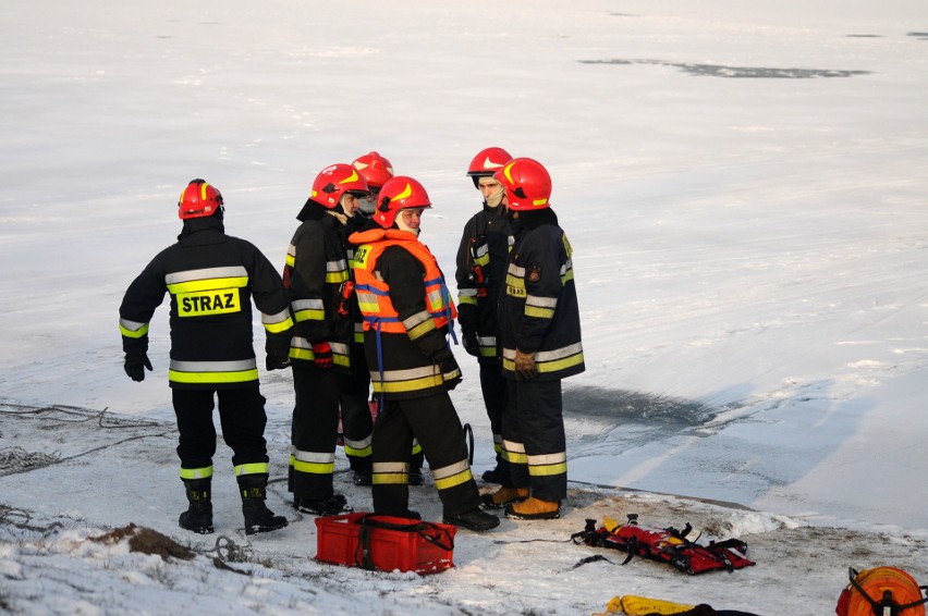 Kraków. Człowiek wpadł pod lód. Po długiej reanimacji zmarł