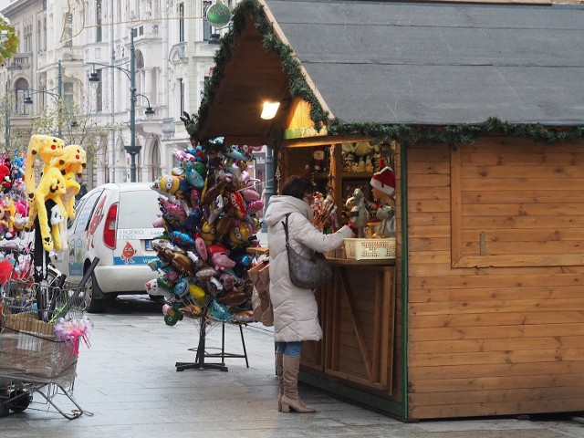 Trwa jarmark bożonarodzeniowy na ulicy Piotrkowskiej w Łodzi . Aż do 23 grudnia można tam kupić świąteczne akcesoria. Ile trzeba wydać na bombki, mikołaje, upominki? Sprawdziliśmy dla was ofertę straganów. Zobacz zdjęcia towarów i ich ceny!