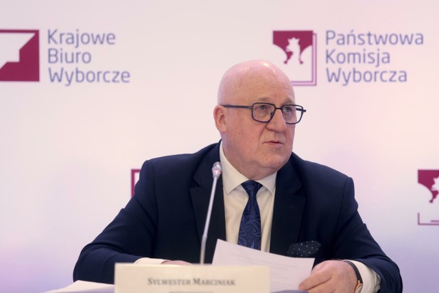Oddalenie obu skarg z Podkarpacia zostało podpisane przez Sylwestra Marciniaka, przewodniczącego Państwowej Komisji Wyborczej.