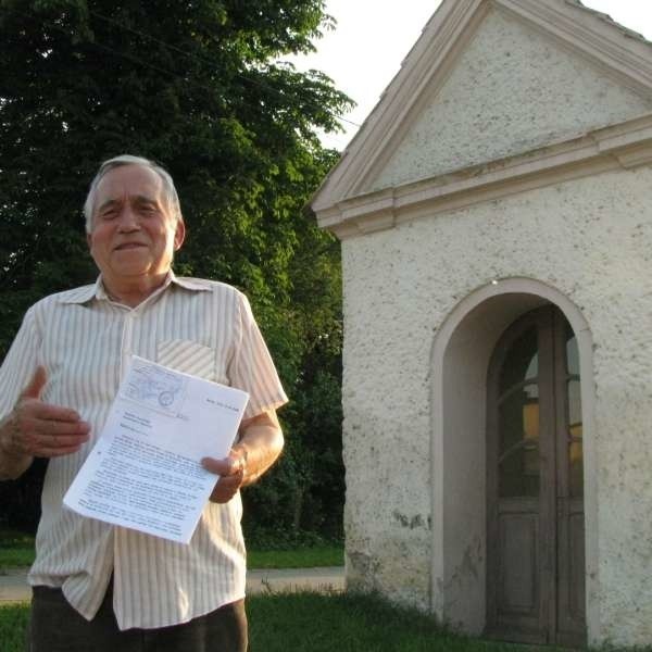 Pod pismem o zostawienie kapliczki podpisało się 81 mieszkańców - pokazuje Teofil Cedzich.