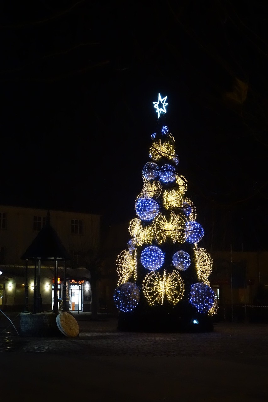 Choinka na pszczyńskiej starówce już się świeci [ZOBACZCIE ZDJĘCIA]