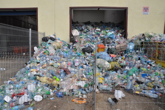 Śmieci segregowane - m.in. plastikowe butelki - nadal będą odbierane tak jak do tej pory