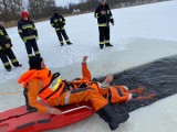 Człowiek pod lodem - strażacy z OSP Rogóźno w akcji. Zobacz zdjęcia z ćwiczeń