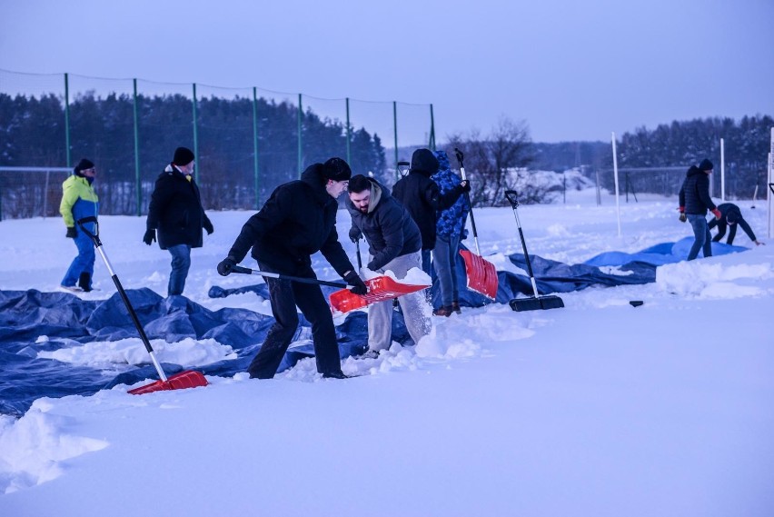 Kibice Arki Gdynia chwycili za łopaty, inny sprzęt i zabrali...