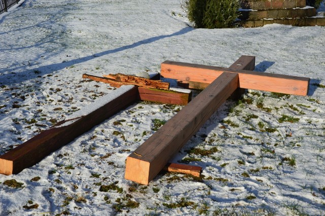 20 grudnia w miejscowości Koryta mężczyzna miał ściąć piłą mechaniczną trzy krzyże
