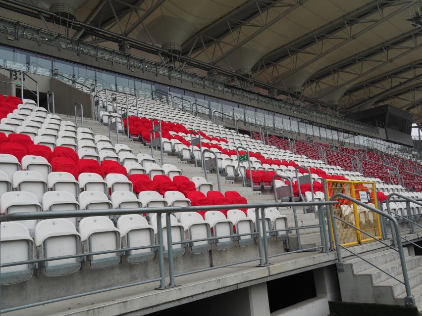 Przedderbowe "harce" ruszyły. Zniszczone siedziska na stadionie ŁKS - ZDJĘCIA