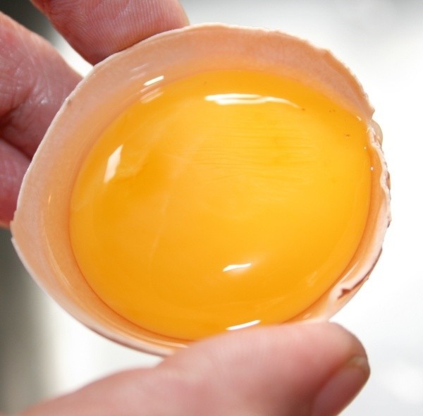 Potrawy, które zawierają surowe mięso i surowe jajka, są bardzo niebezpieczne.