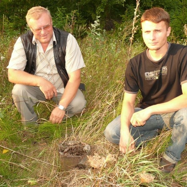 Jerzy Drzewi i jego syn Bartosz przy zaczopowanym odwiercie, z którego miała być czerpana lecznicza woda dla uzdrowiska.