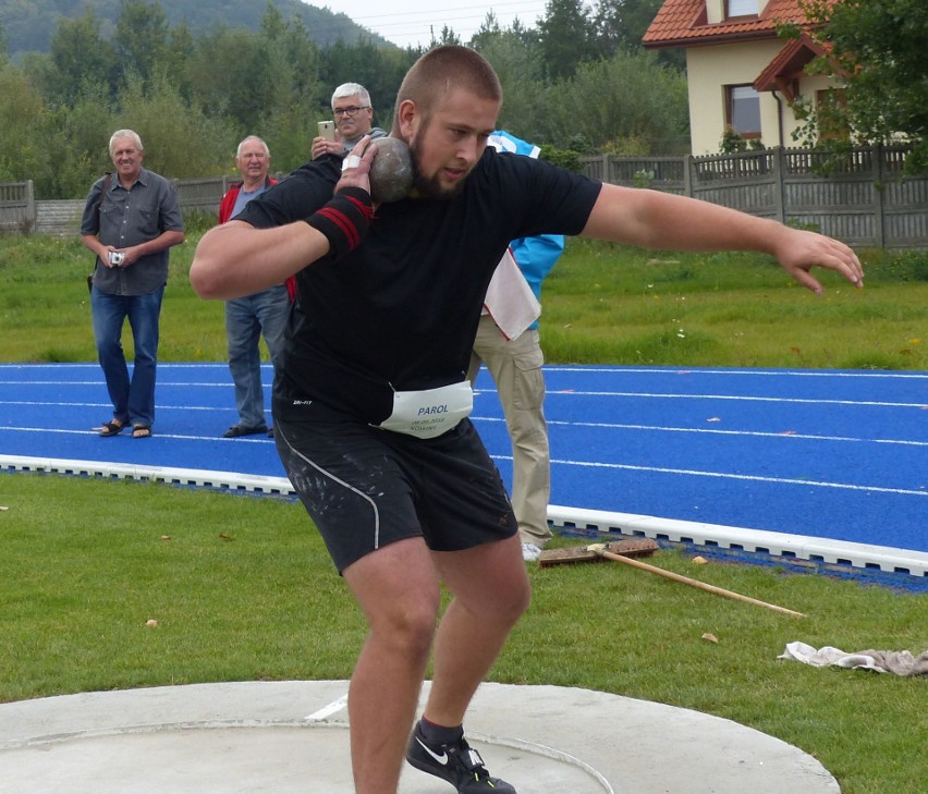 Jakub Szyszkowski pierwszym rekordzistą stadionu w Nowinach w pchnięciu kulą [ZDJĘCIA, WIDEO]