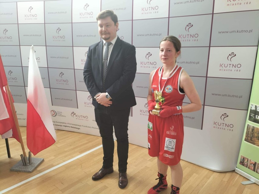 Dwa złote i jeden srebrny medal wywalczyła ekipa bokserska Ringu Busko-Zdrój w Kutnie. Zobacz zdjecia