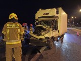 Zderzenie dwóch aut na autostradzie A2 w Łódzkiem niedaleko Poddębic. Do incydentu doszło nad ranem ZDJĘCIA