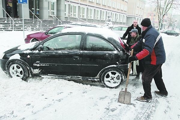 Kierowcy w centrum sami musieli odkopywać swoje auta. Wielu wspólnymi siłami wypychało je z zasp.