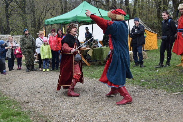 Sezon turystyczny na zamku w Smoleniu w gminie Pilica został oficjalnie otworzony. Z tej okazji zorganizowano piknik historyczny. Wśród atrakcji znalazły się m.in. przejażdżki pojazdami militarnymi, pokazy artyleryjskie oraz pojedynki szlacheckie. Zobaczcie zdjęcia.