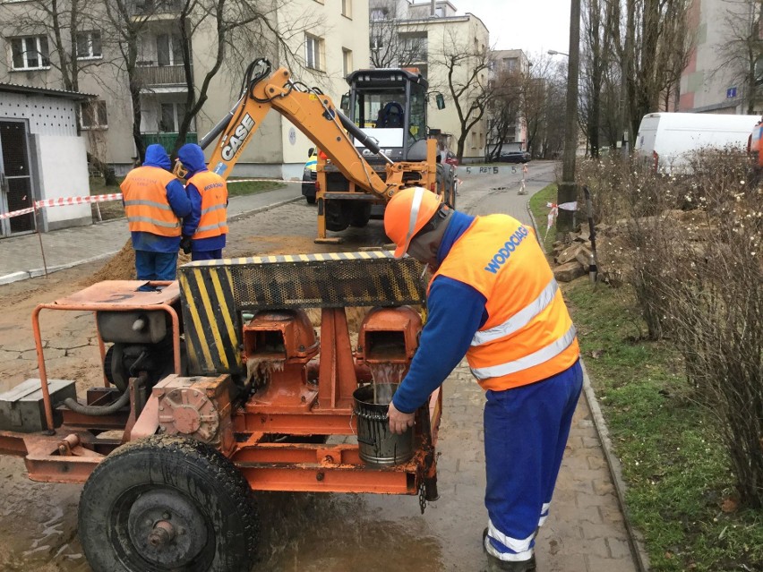 Awaria wodociągowa w Łodzi 26 grudnia 2018 Bez wody mieszkańcy 10 bloków. Naprawa usterki potrwa do wieczora!