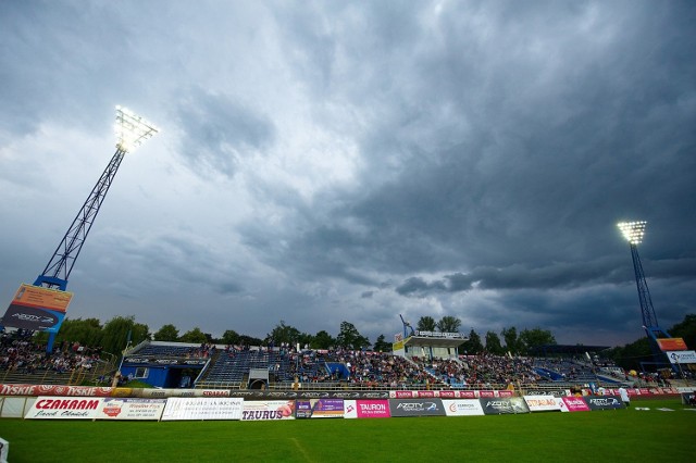 Żużel to w Tarnowie od lat sport "numer 1", przyciągający na trybuny tysiące widzów. Głównych sponsorów, zwłaszcza Grupę Azoty, mocno zaniepokoiły zatrzymania osób związanych z żużlową spółką. Firma wydająca na "czarny sport" miliony boi się strat wizerunkowych