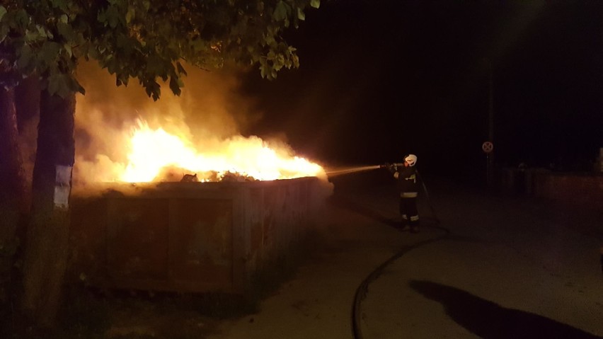 Skaryszew: palił się kontener ze śmieciami przy cmentarzu